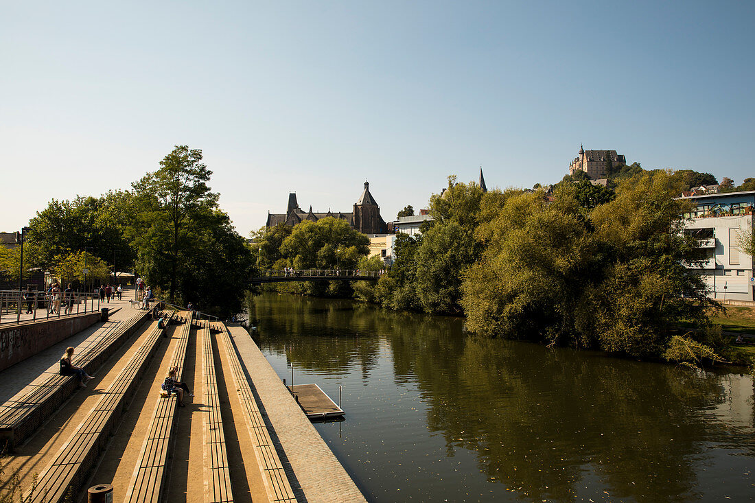 Blick über den Fluss Lahn zur Universität und das Landgrafenschloss, Marburg, Hessen, Deutschland, Europa