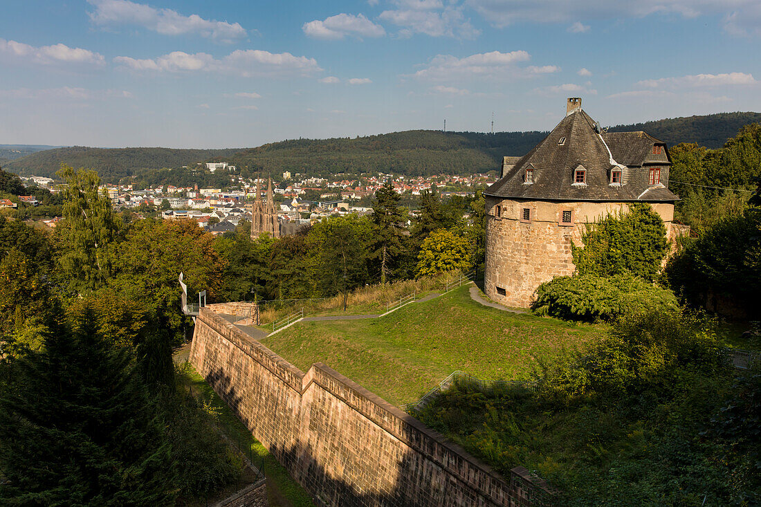 Blick zur Stadt vom Landgrafenschloss mit dem Hexenturm auf der Nordseite, Marburg, Hessen, Deutschland, Europa
