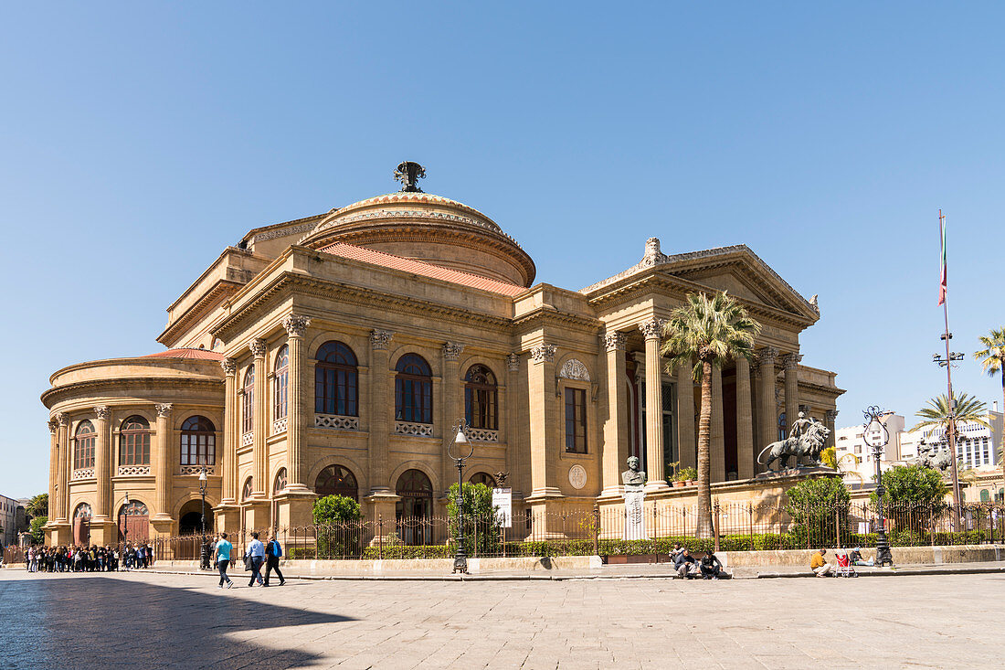 Theater Massimo mit Menschen, Piazza Verdi,  Teatro Massimo Vittorio Emanuele, Palermo, Sizilien, Italien, Europa