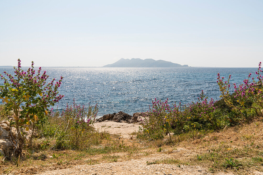 Blick von Levanzo zur Nachbarinsel Favignana, Levanzo, Ägadischen Inseln, Trapani, Sizilien, Italien, Europa