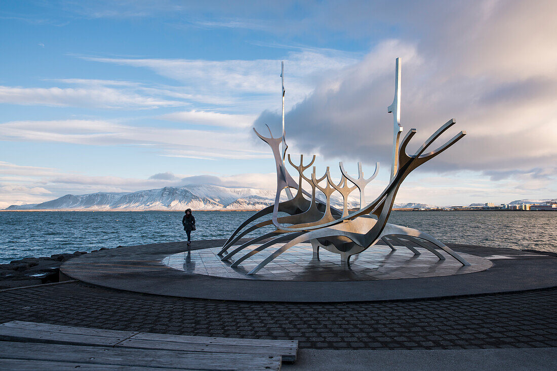 “Sólfar” (Sonnenreisender) von Jón Gunnar Árnason (Jon Gunnar Arnason), die Skulptur eines Wikingerschiffs aus Stahl steht direkt am Meer, Reykjavik, Island, Iceland, Europa
