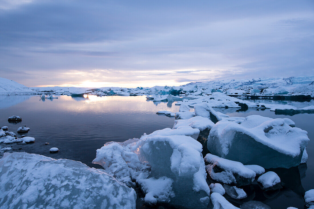 Winterliche Landschaft am Gletscher Jökulsárlón (Jokulsarlon) im letzten Licht des Tages, Island, Iceland, Europa