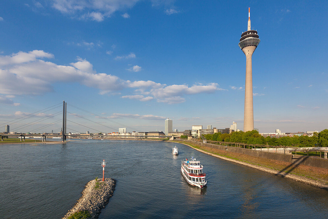 Ausflugsschiffe bei der Einfahrt in den Medienhafen, Blick über den Rhein auf Rheinkniebrücke und Fernsehturm, Düsseldorf, Nordrhein-Westfalen, Deutschland