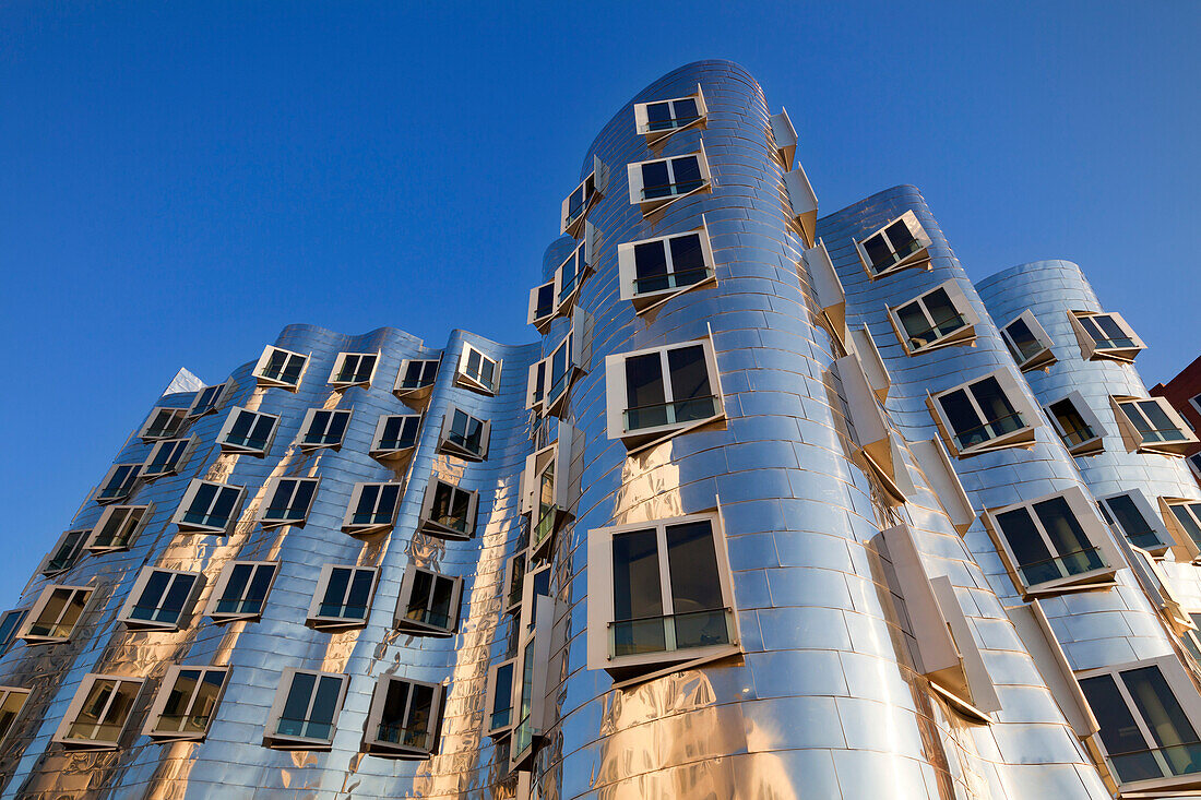 Neuer Zollhof (Architect: F.O. Gehry), Medienhafen, Duesseldorf, North Rhine-Westphalia, Germany