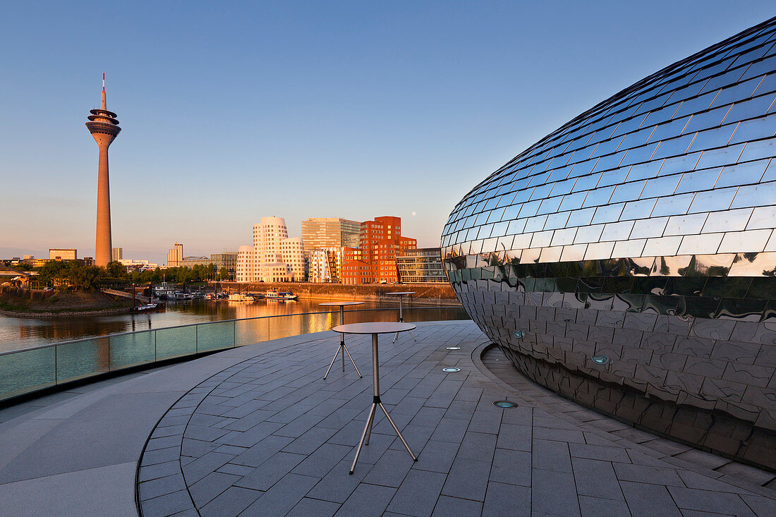 Pebbles Bar terrace of Hyatt Regency Hotel at Medienhafen, view to television tower and Neuer Zollhof (Architect: F.O. Gehry, Duesseldorf, North Rhine-Westphalia, Germany