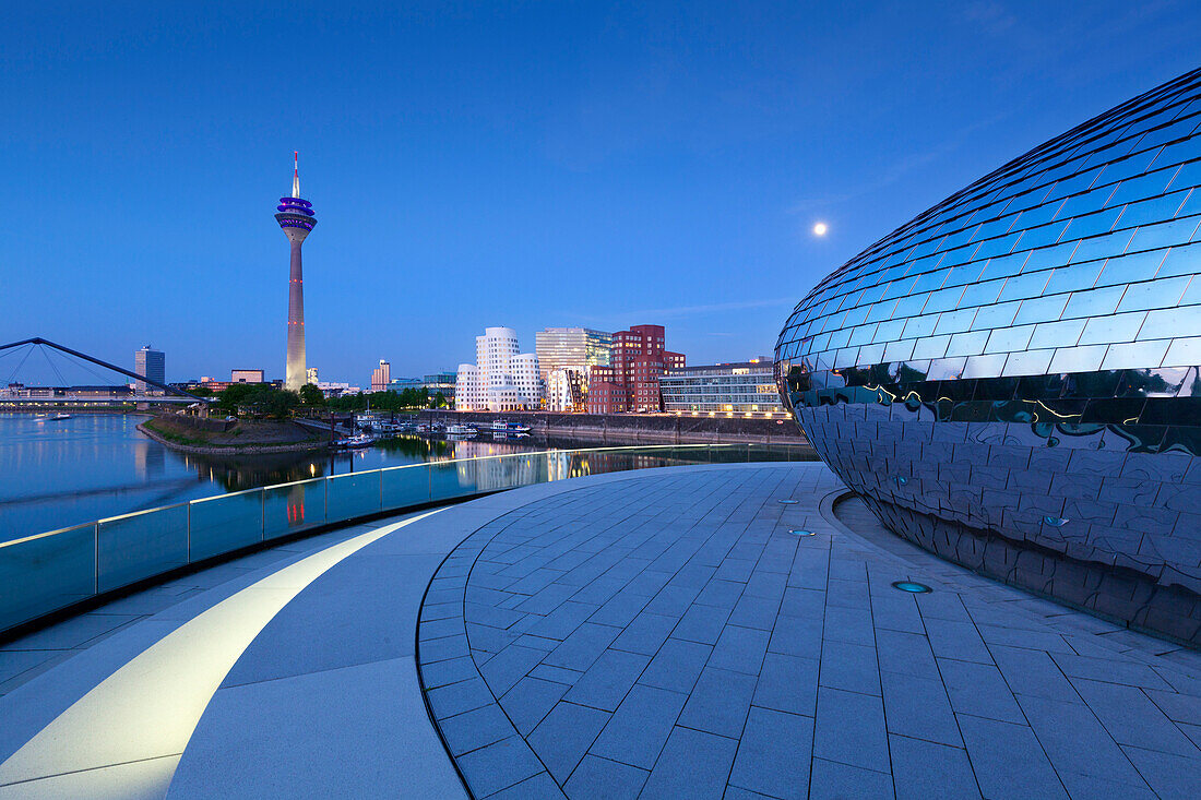 Full moon, Pebbles Bar terrace of Hyatt Regency Hotel at Medienhafen, view to television tower and Neuer Zollhof (Architect: F.O. Gehry, Duesseldorf, North Rhine-Westphalia, Germany