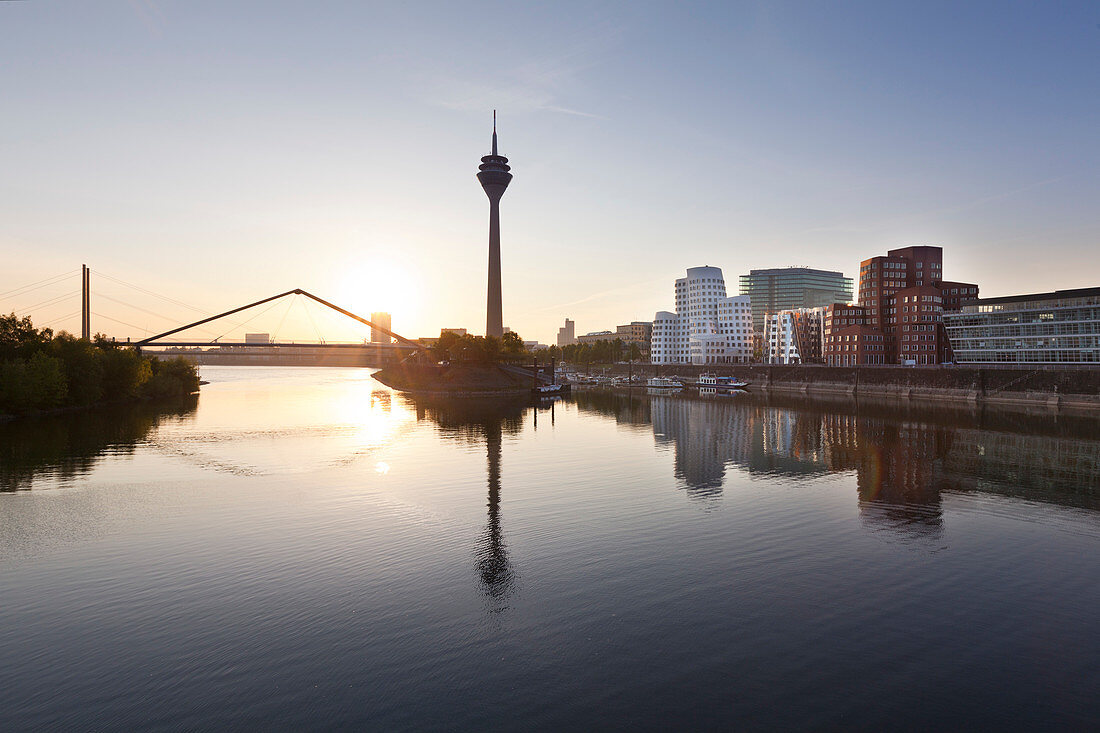 Fernsehturm und Neuer Zollhof von Frank O. Gehry, Medienhafen, Düsseldorf, Nordrhein-Westfalen, Deutschland