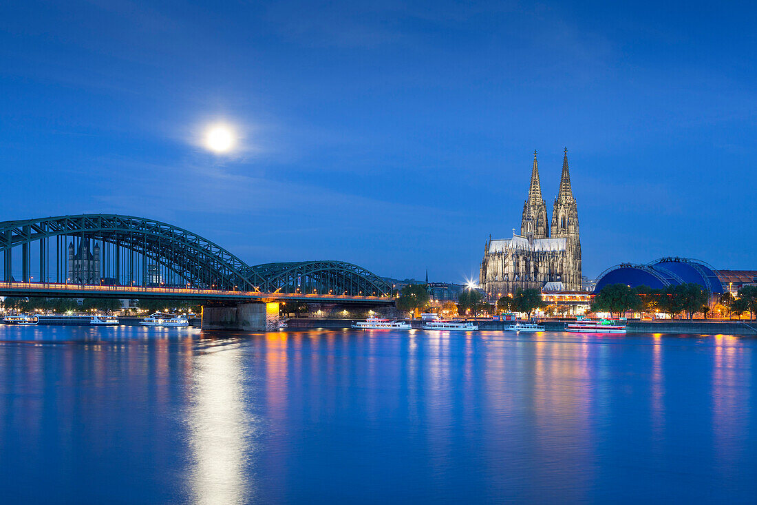 Vollmond, Blick über den Rhein mit Hohenzollernbrücke, Dom und Musical Dome, Köln Nordrhein-Westfalen, Deutschland