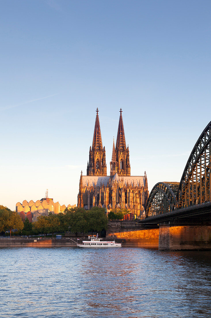 Blick über den Rhein auf Museum Ludwig, Dom und Hohenzollernbrücke, Köln, Nordrhein-Westfalen, Deutschland