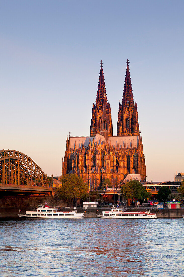 View over the Rhine river to Hohenzollern bridge and Cologne cathedral, Cologne, North Rhine-Westphalia, Germany