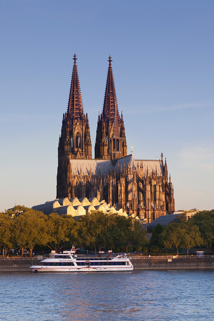 View over the Rhine river to Museum Ludwig and cathedral, Cologne, North Rhine-Westphalia, Germany