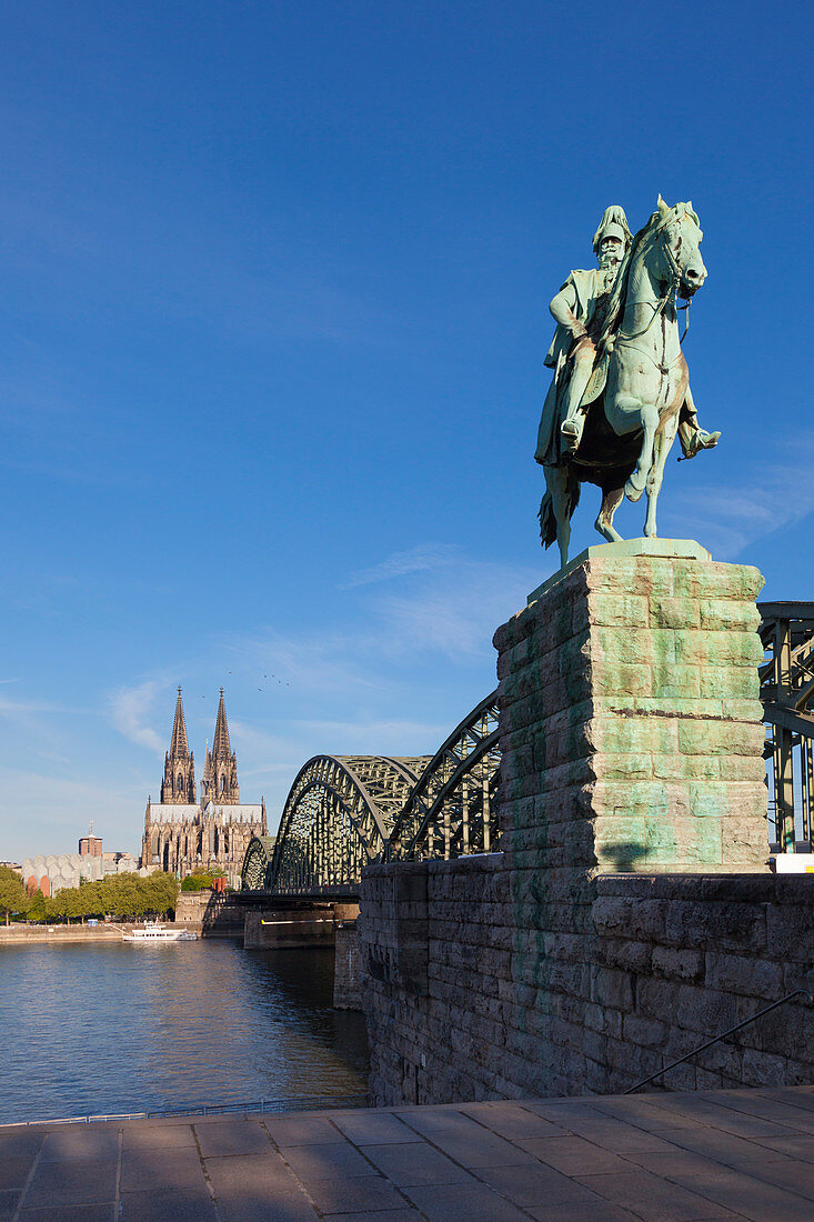 Reiterstandbild an der Hohenzollernbrücke, Blick über den Rhein auf Museum Ludwig und Dom, Köln, Nordrhein-Westfalen, Deutschland