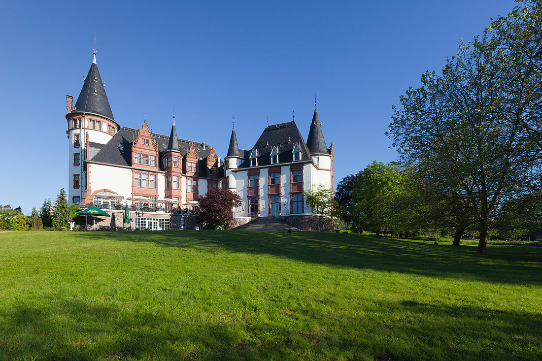 Klink castle at Mueritz lake, Mueritz-Elde-Wasserstrasse, Mecklenburgische Seenplatte, Mecklenburg-West Pomerania, Germany