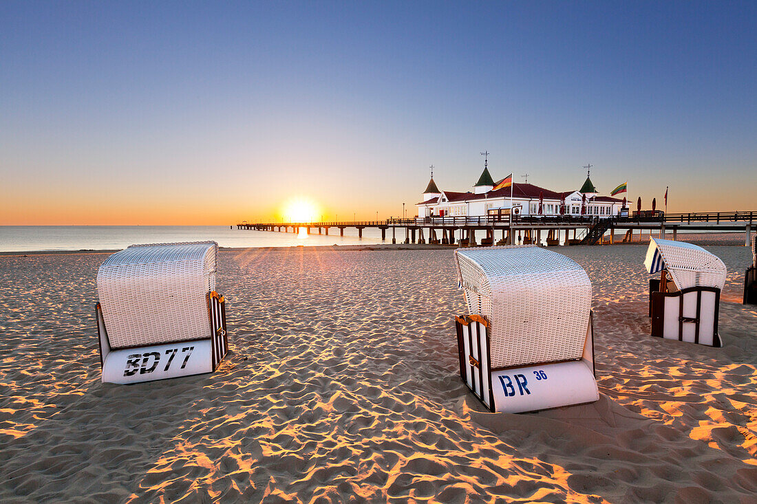 Strandkörbe an der Seebrücke, Ahlbeck, Usedom, Ostsee, Mecklenburg-Vorpommern, Deutschland