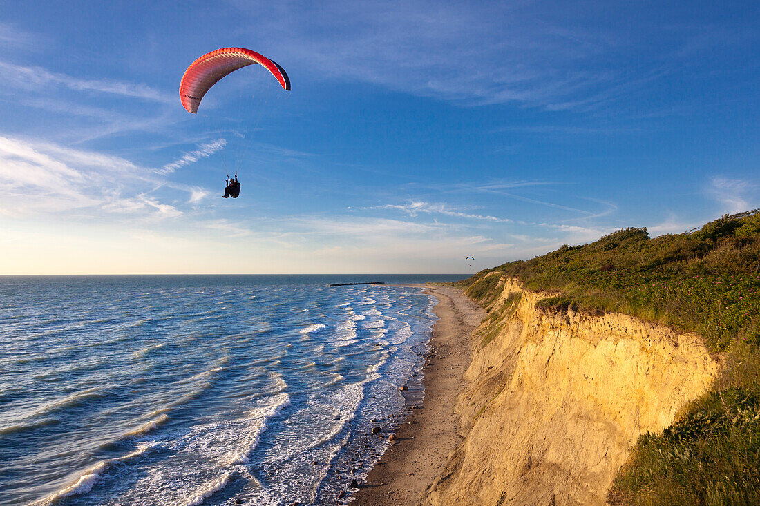 Paraglider am Hohen Ufer bei Ahrenshoop, Ostsee, Mecklenburg-Vorpommern, Deutschland
