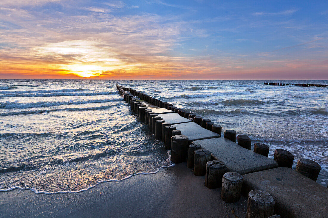 Buhnen am Strand bei Ahrenshoop, Ostsee, Mecklenburg-Vorpommern, Deutschland