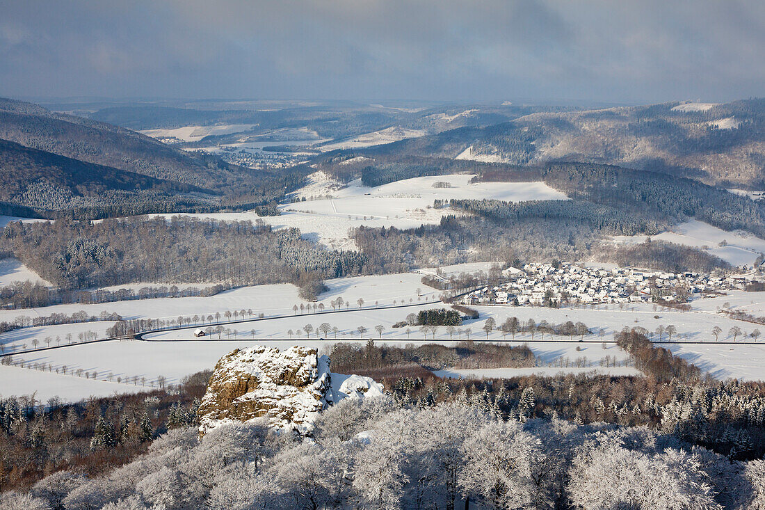 Blick vom Feldstein auf Elleringhausen, Bruchhauser Steine, bei Olsberg, Rothaarsteig, Rothaargebirge, Sauerland, Nordrhein-Westfalen, Deutschland