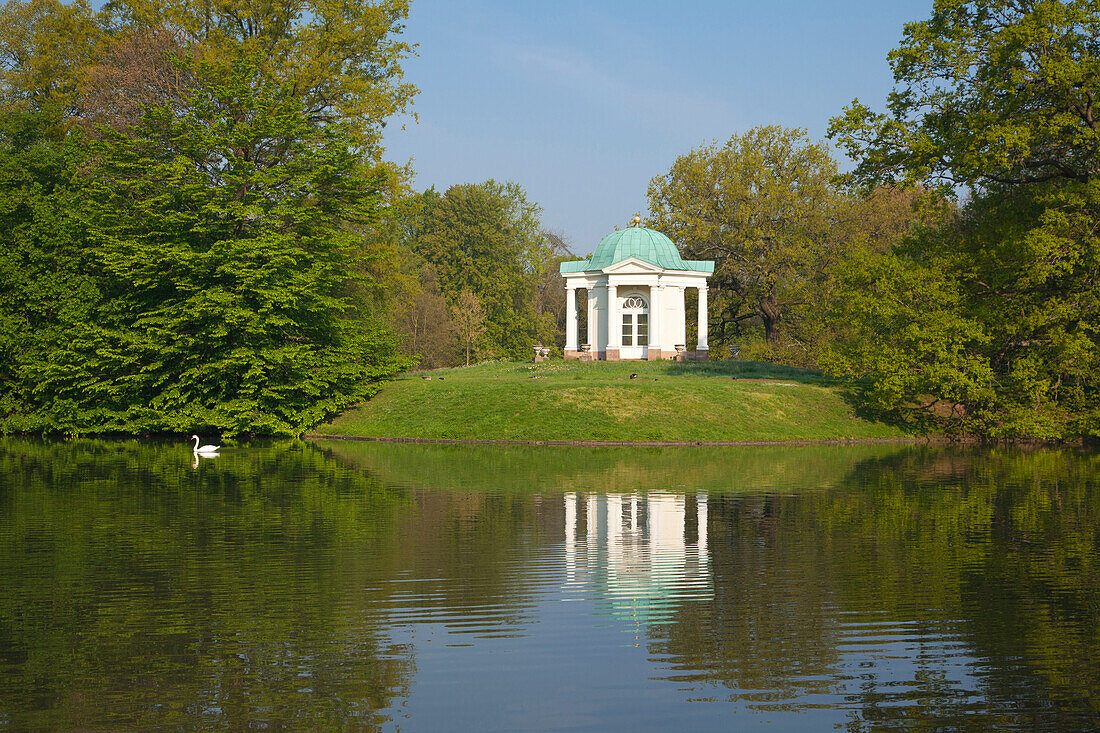 Tempel auf der Schwaneninsel, Staatspark Karlsaue, Kassel, Hessen, Deutschland