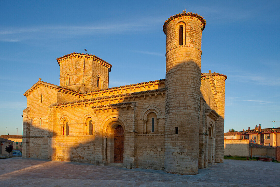 Fromista, Iglesia San Martin, church, 11th. century, Romanesque, Camino Frances, Way of St. James, Camino de Santiago, pilgrims way, UNESCO World Heritage, European Cultural Route, province of Palencia, Old Castile, Catile-Leon, Castilla y Leon, Northern 