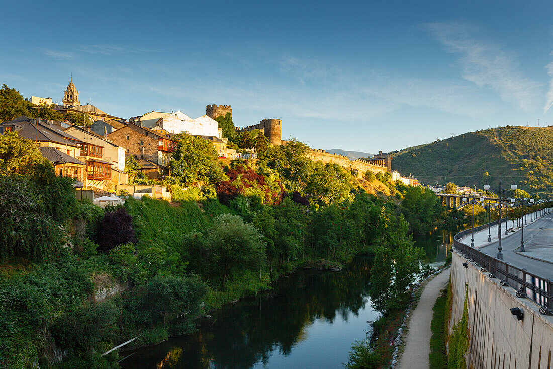 Castillo de los Templarios, castle of the templars, 12th. century, Río Sil, river, Ponferrada, Camino Frances, Way of St. James, Camino de Santiago, pilgrims way, UNESCO World Heritage, European Cultural Route, province of Leon, Old Castile, Castile-Leon,