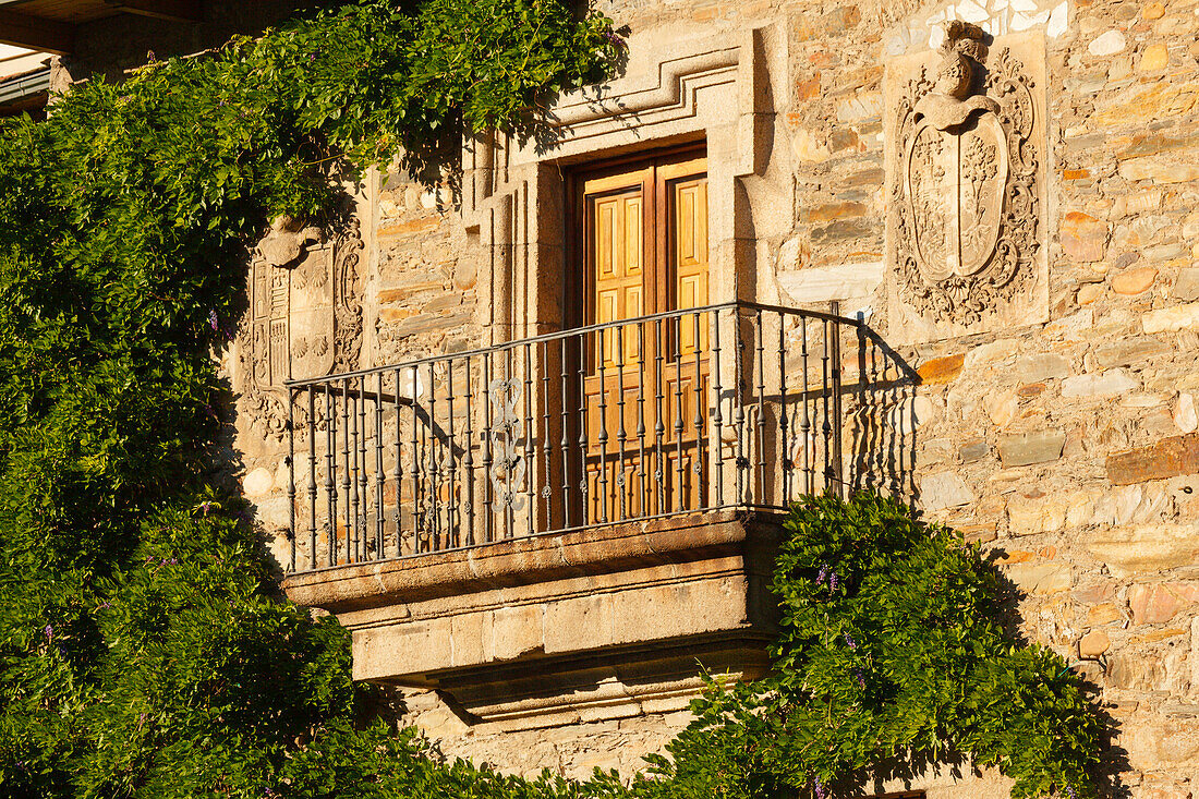 balcony, coat of arms, royal house, Ponferrada, Camino Frances, Way of St. James, Camino de Santiago, pilgrims way, UNESCO World Heritage, European Cultural Route, province of Leon, Old Castile, Castile-Leon, Castilla y Leon, Northern Spain, Spain, Europe