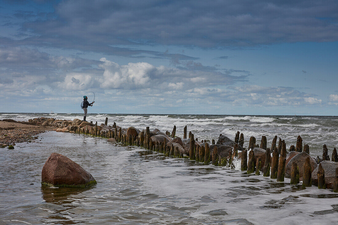 Angeln an der Ostseeküste bei Kühlungsborn, Mecklenburg Vorpommern, Deutschland