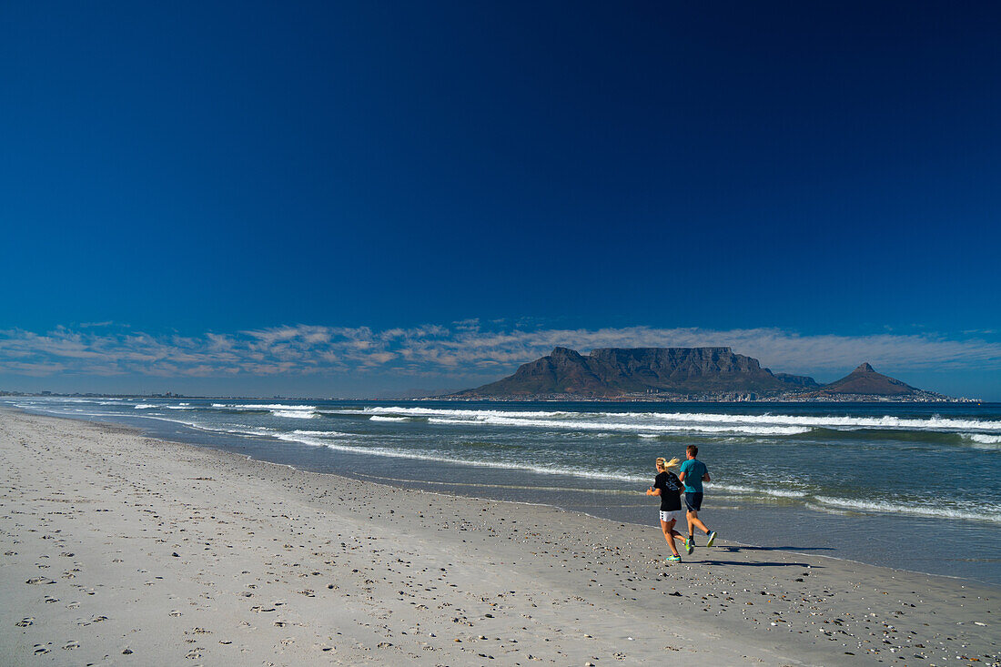 Jogger am Blouberg Beach am frühen Morgen, mit Tafelberg im Hintergrund, Kapstadt, Südafrika, Afrika