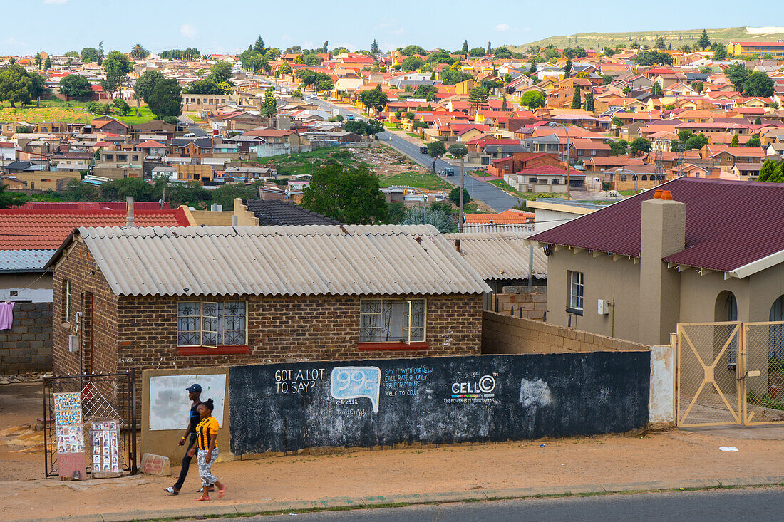 Das wechselnde Gesicht von Soweto mit dem ursprünglichen Gehäuse im Vordergrund und wohlhabenderen Vorstädten im Hinterland, Soweto, Johannesburg, Südafrika, Afrika