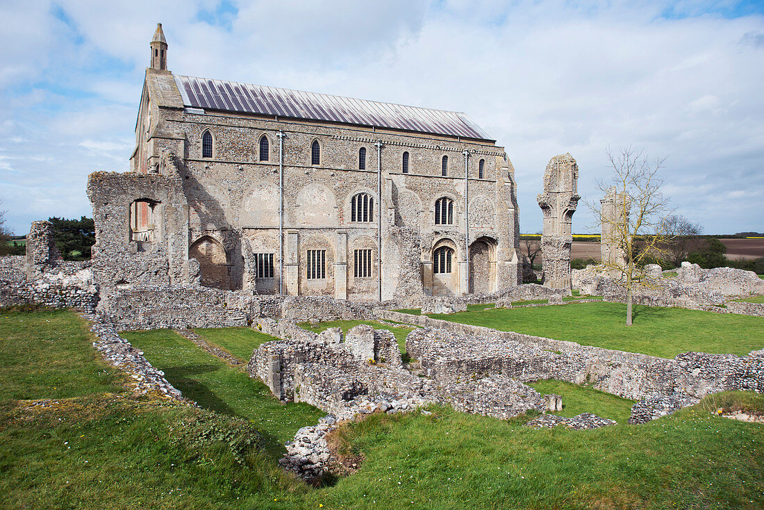 Die Gründe des ruinierten Benediktiner-Priorats der Binham-Abtei, die im 11. Jahrhundert gegründet wurde, mit der bestehenden Kirche hinter Norden Norfolk, England, Großbritannien, Europa