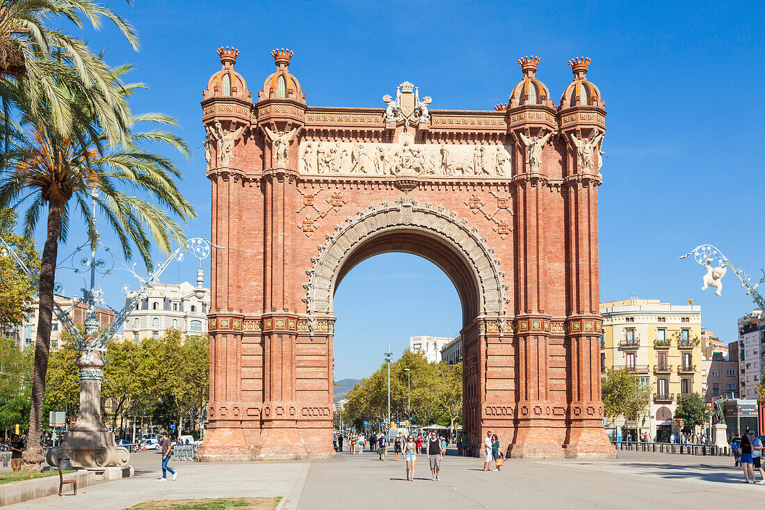 The red brick Arc de Triomf (Arc de Triomphe) (Arco de Triunfo), Barcelona, Catalonia (Catalunya), Spain, Europe