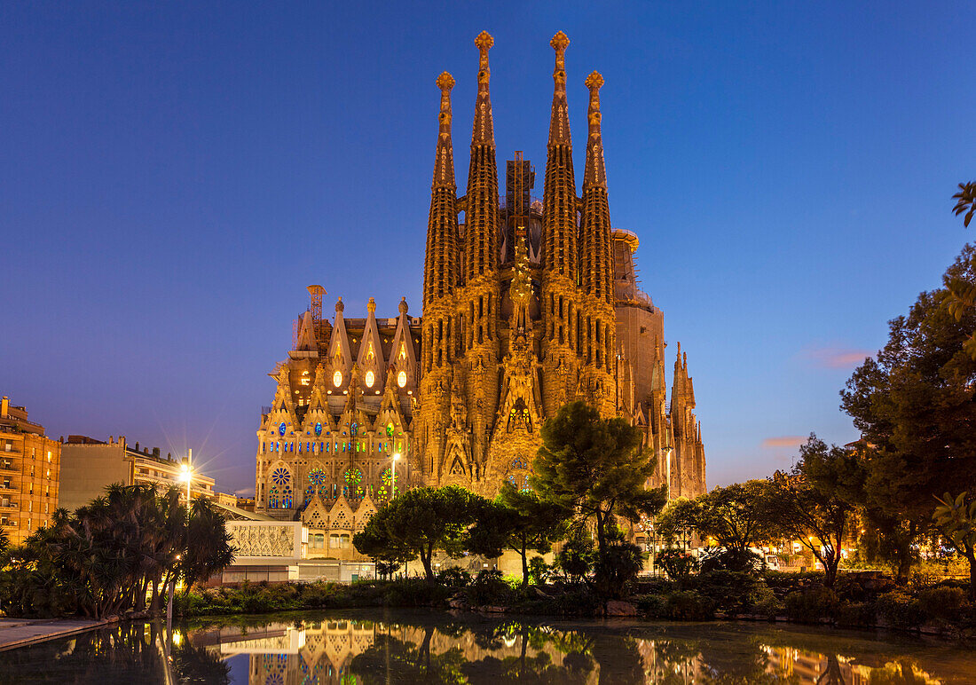 La Sagrada Familia Kirche beleuchtet in der Nacht von Antoni Gaudi entworfen, UNESCO-Weltkulturerbe, spiegelt sich in Pool, Barcelona, ??Katalonien (Katalonien), Spanien, Europa