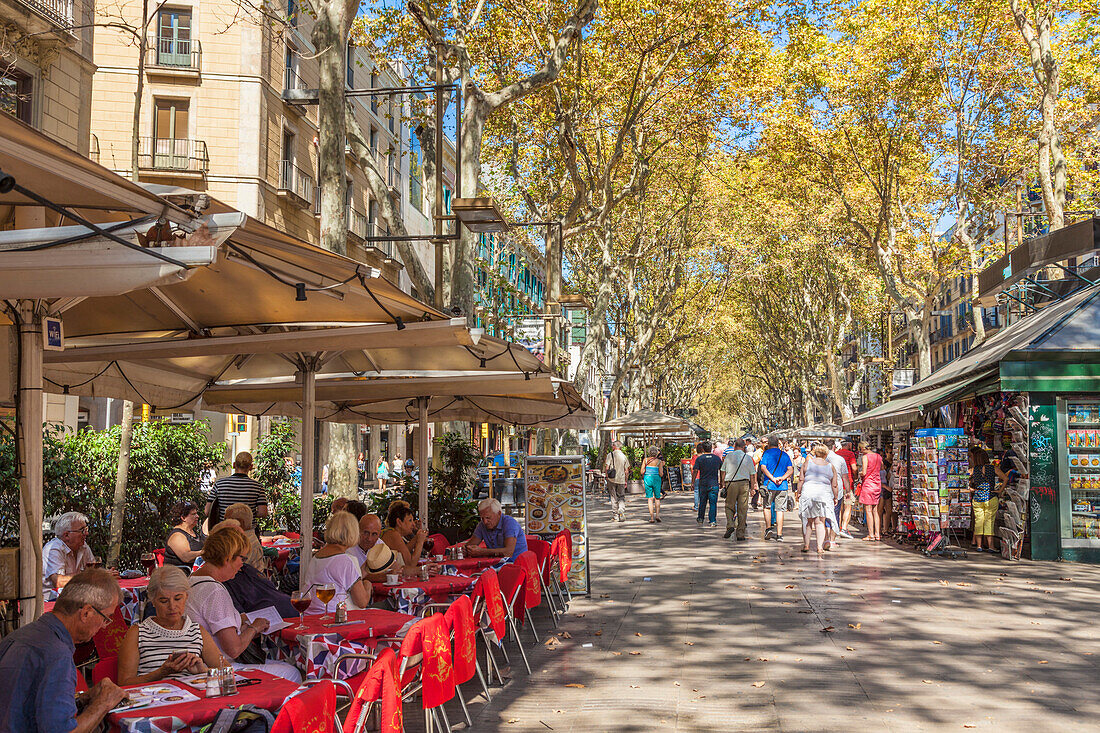 Pavement cafe restaurant on La Rambla (Las Ramblas) boulevard the promenade through Barcelona, Catalonia (Catalunya), Spain, Europe