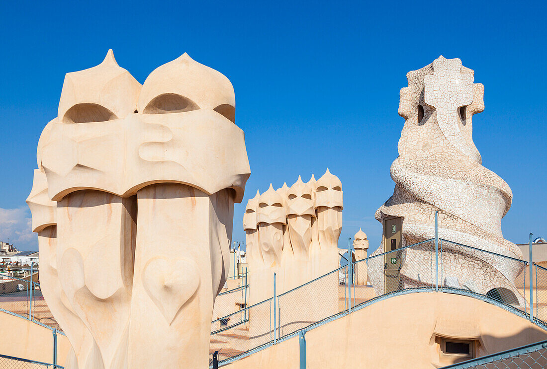 Schornstein Skulpturen auf dem Dach der Casa Mila (La Pedrera) von Antoni Gaudi, UNESCO Weltkulturerbe, Barcelona, ??Katalonien (Katalonien), Spanien, Europa