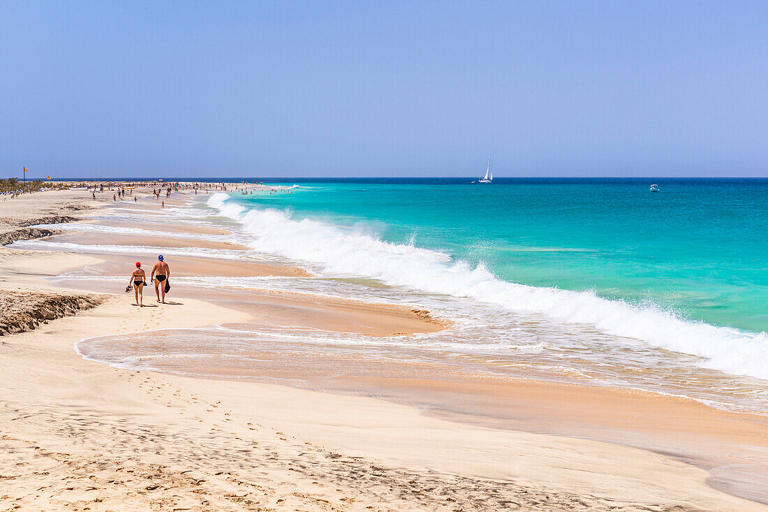 Touristen zu Fuß entlang der Sandstrand, Ponta Preta Strand, Santa Maria, Sal Island, Kap Verde, Atlantik, Afrika