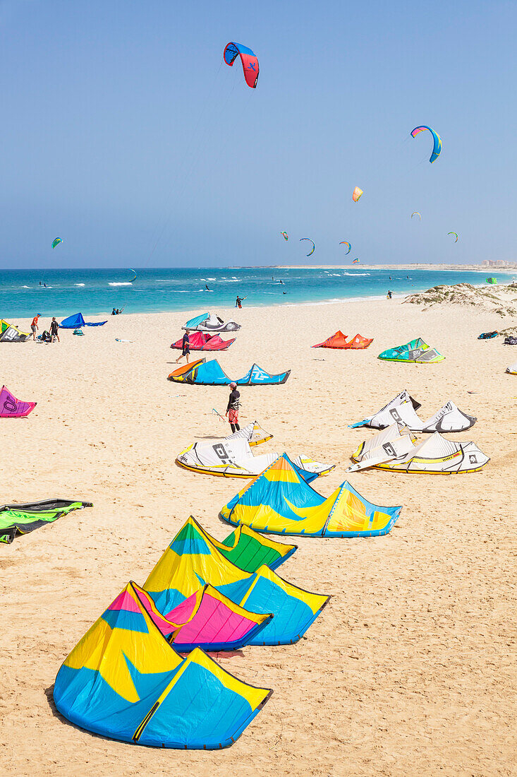 Kite Surfer und Kitesurfen auf Kite Strand, Praia da Fragata, Costa da Fragata, Santa Maria, Sal Island, Kap Verde, Atlantik, Afrika