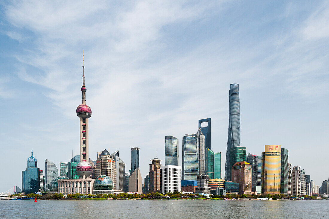 Pudong Skyline aus dem Bund, Shanghai, China, Asien