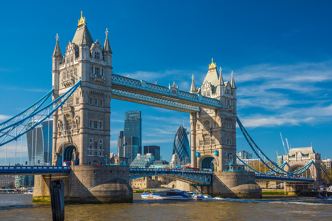 Tower Bridge über die Themse, Skyline der Stadt einschließlich Cheesegrater und Gherkin Wolkenkratzer jenseits, London, England, Großbritannien, Europa