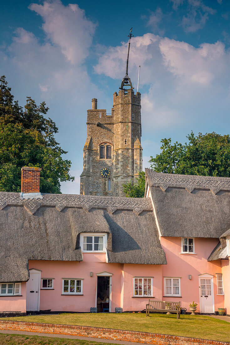 St. Mary die Jungfrau Kirche und die Pink Cottages, Cavendish, Suffolk, England, Großbritannien, Europa