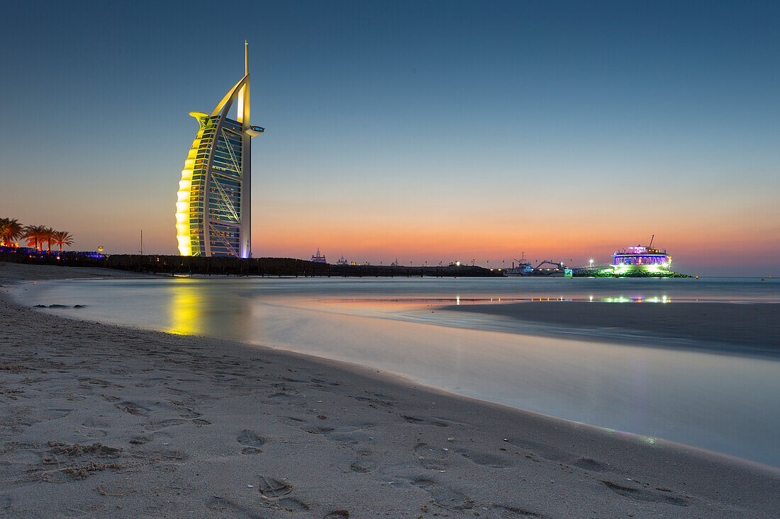 Burj Al Arab Hotel nach Sonnenuntergang am Jumeirah Beach, Dubai, Vereinigte Arabische Emirate, Mittlerer Osten