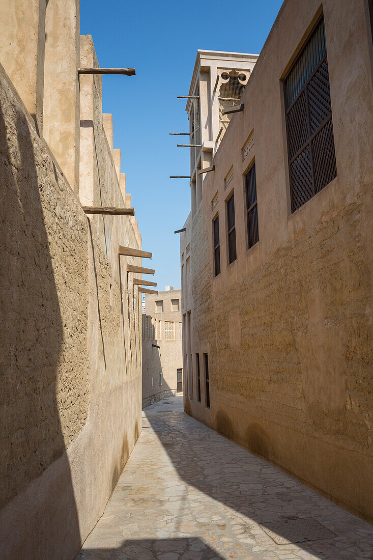 Schmale Straße in Al Fahidi Historisches Zentrum, Bur Dubai, Dubai, Vereinigte Arabische Emirate, Mittlerer Osten