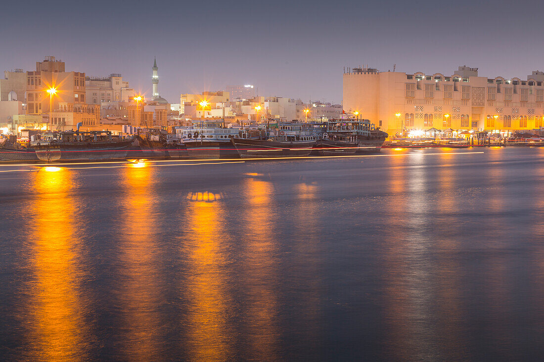 Boote auf Dubai Creek in der Dämmerung, Bur Dubai, Dubai, Vereinigte Arabische Emirate, Mittlerer Osten