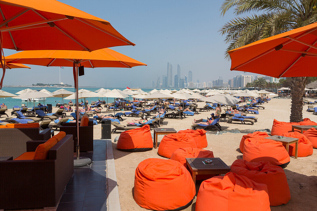 Blick auf Atlantis Hotel und Al Marina von Corniche Beach, Abu Dhabi, Vereinigte Arabische Emirate, Mittlerer Osten