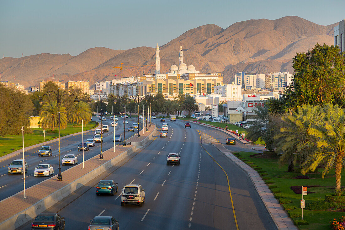 Mohammed Al Ameen Moschee und Verkehr auf Sultan Qaboos Straße, Muscat, Oman, Mittlerer Osten