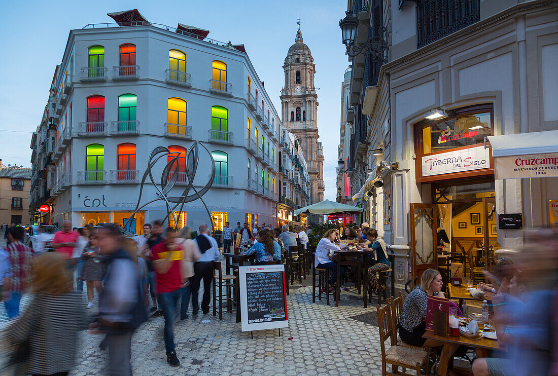 Blick auf die Kathedrale von der Plaza del Siglo in der Dämmerung, Malaga, Costa del Sol, Andalusien, Spanien, Europa