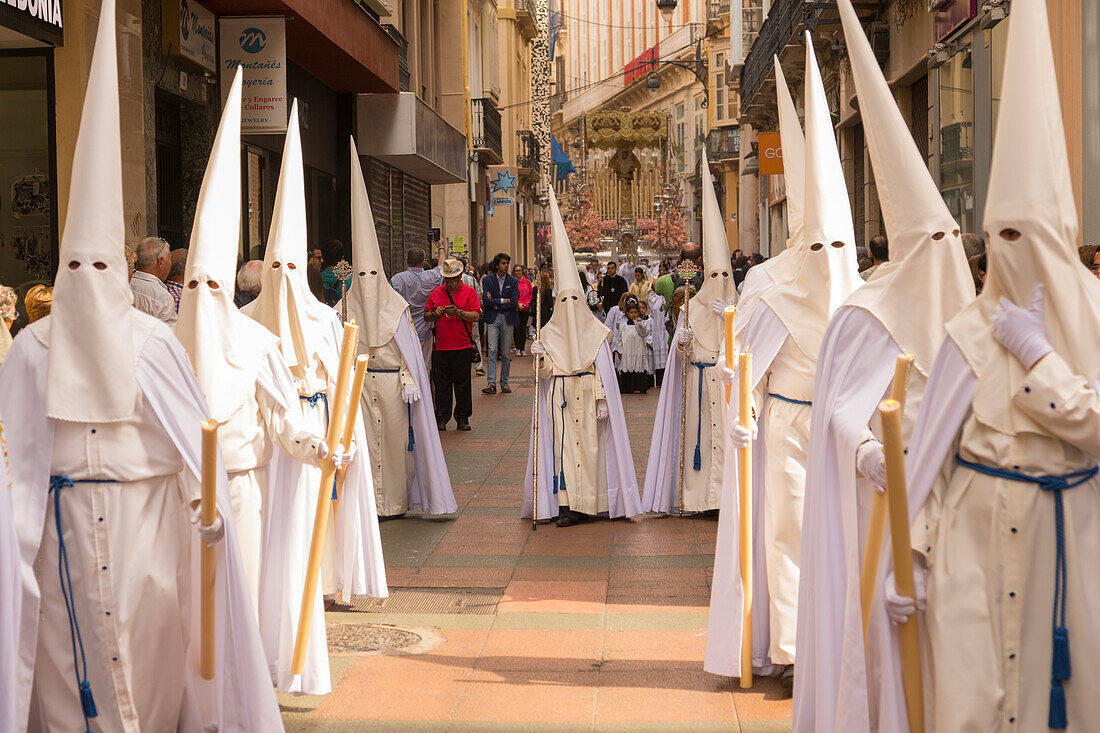 Einheimische, die an der Auferstehungsparade am Ostersonntag, Malaga, Costa del Sol, Andalusien, Spanien, Europa teilnehmen