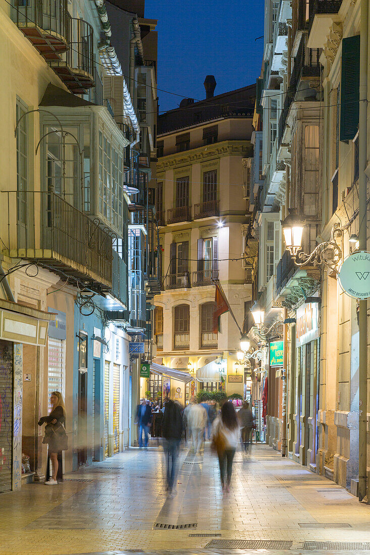 Cafes und Restaurants auf der Calle Granada in der Dämmerung, Malaga, Costa del Sol, Andalusien, Spanien, Europa