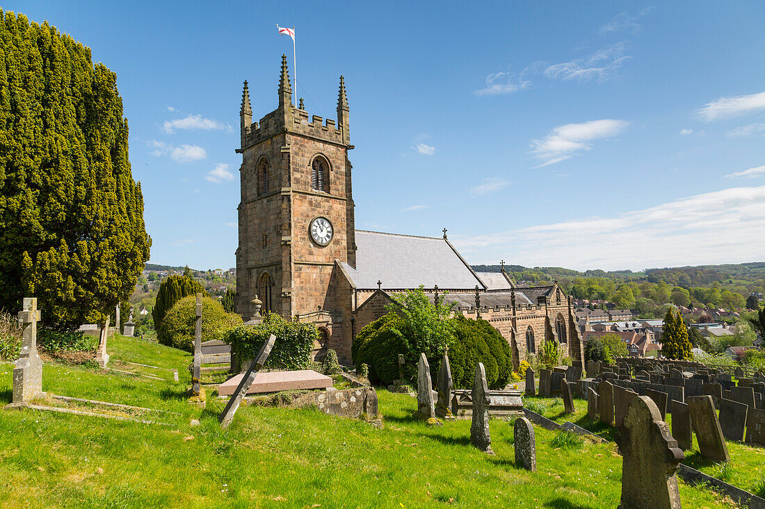 Blick auf Matlock Pfarrkirche im Frühling, Matlock Town, Derbyshire Dales, Derbyshire, England, Großbritannien, Europa