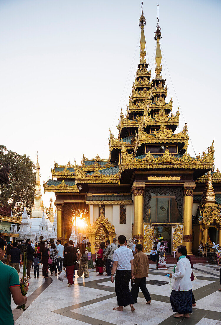 Sonnenuntergang bei Shwedagon Pagode, Yangon (Rangoon), Myanmar (Burma), Asien