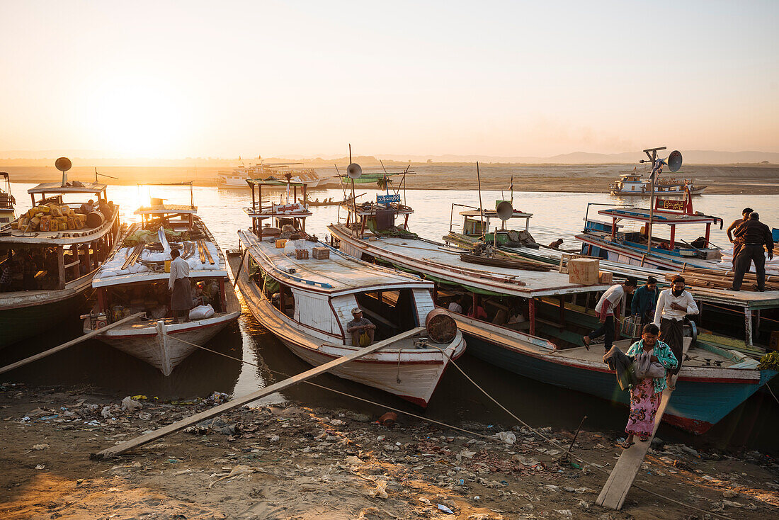 Menschen, die Fracht von Booten in Mayan Gyan Jetty, Ayeyarwady River, Mandalay, Mandalay Region, Myanmar (Burma), Asien