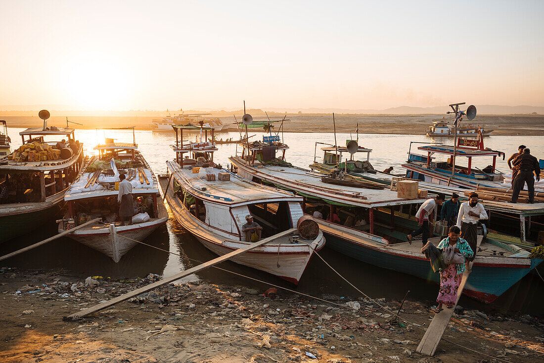 People unloading cargo from boats at Mayan Gyan Jetty, Ayeyarwady River, Mandalay, Mandalay Region, Myanmar (Burma), Asia